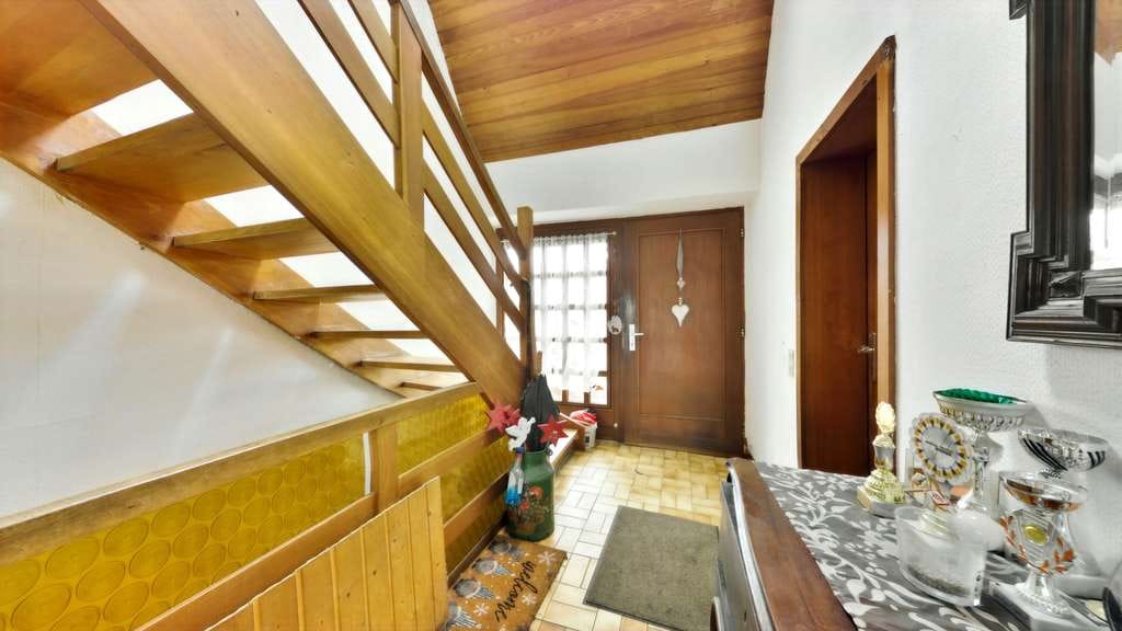 Immobilie in Isernhagen - Raum für Ideen: Einfamilienhaus mit großzügigem Grundstück & guter Basis - Bild 1