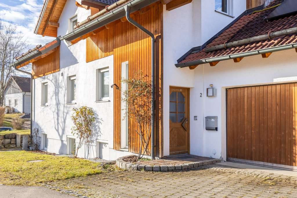 Immobilie in Jengen - Stilvolles Einfamilienhaus mit traumhaftem Ausblick, Doppelgarage & Vollunterkellerung - Bild 1