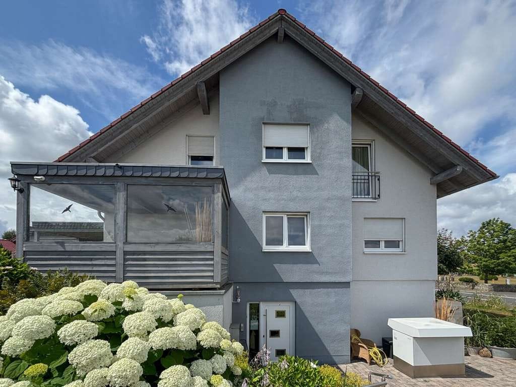 Immobilie in Neuhof - Attraktives Zweifamilienhaus mit Einliegerwohnung in Neuhof-Hattenhof - Bild 1
