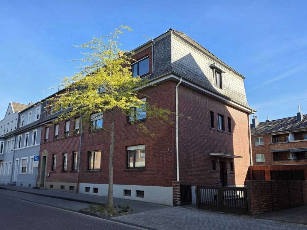 Immobilie in Eschweiler - SANREALTY | Vollvermietetes Dreiparteienhaus in einer interessanten, zentralen Lage von Eschweiler - Bild 1
