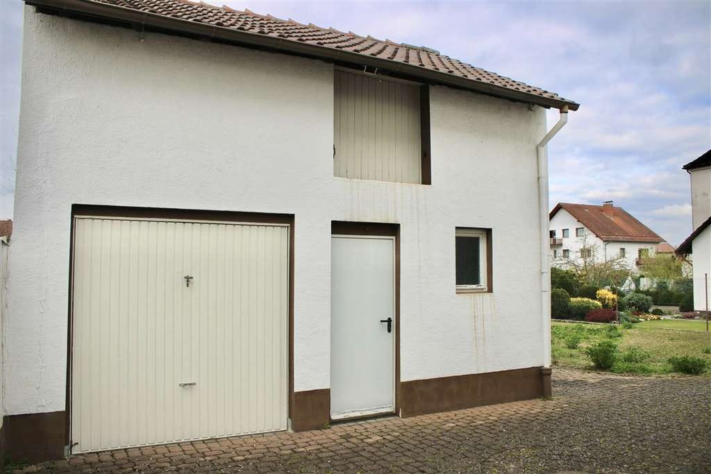 Immobilie in Neulußheim - Großzügiges Zweifamilienhaus in Toplage – freistehend mit weitläufigem Garten - Bild 2