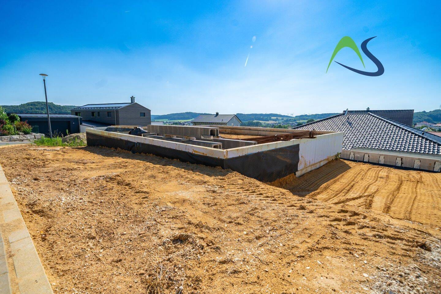 Immobilie in Velburg - Traumgrundstück auf sonnigem Westhang mit Massivhaus zum selbst ausbauen oder Schlüsselfertig - Bild 1