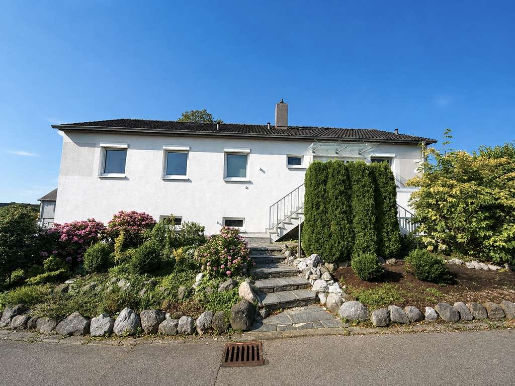 Immobilie in Fronreute - Energetisch saniertes Haus mit ELW - Begehrte Aussichtslage Blitzenreute - 1046m² Eckgrundstück - Bild 2