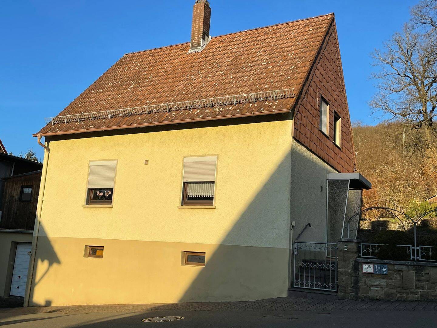 Immobilie in Buborn - Freistehendes Einfamilienhaus mit Charme Potenzial Wintergarten und großem Garten - Bild 0
