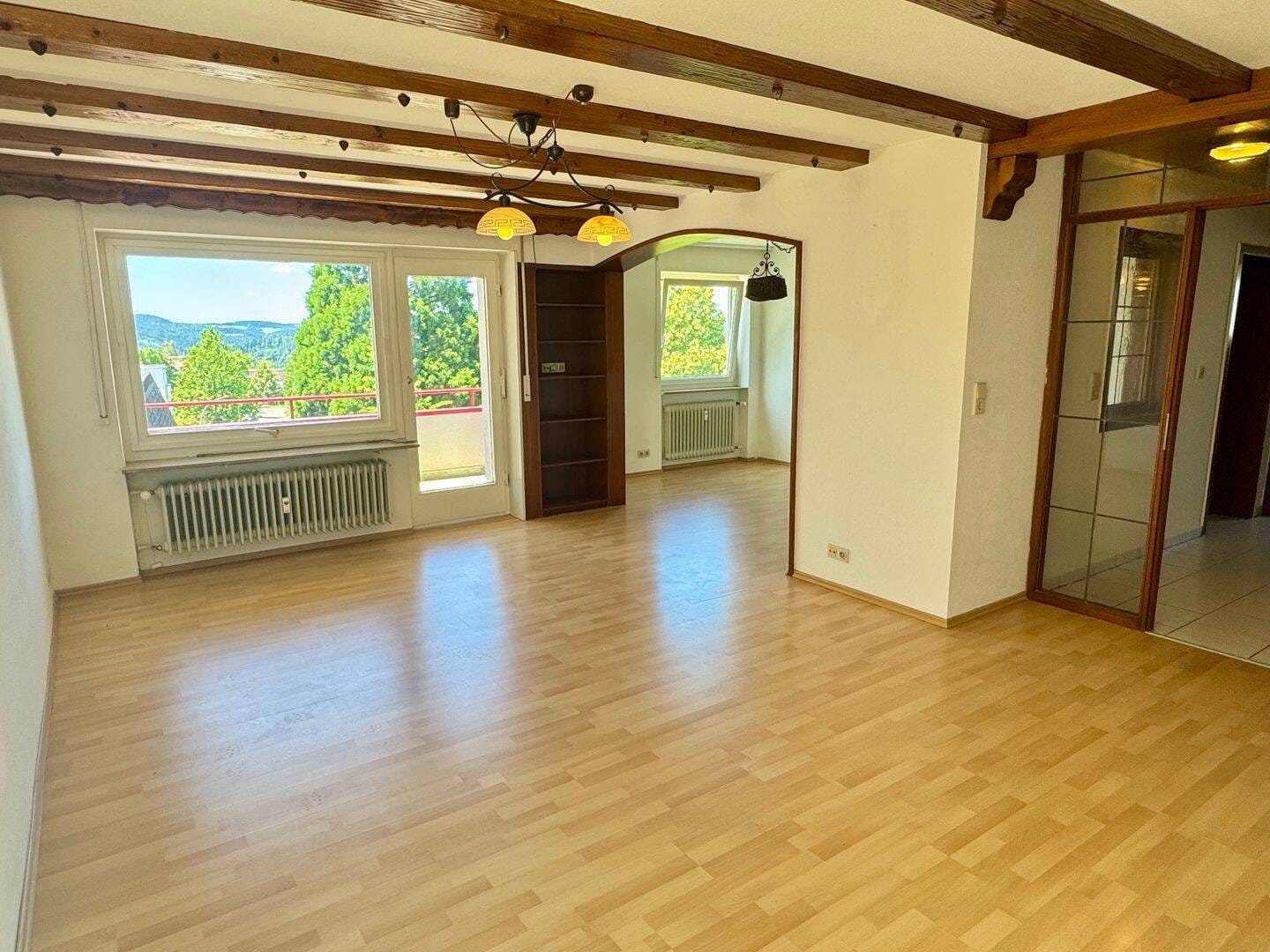 Immobilie in Schramberg - Attraktive 3-Zimmer-Wohnung mit Garage und schönem Ausblick in beliebter Wohnlage von Sulgen - Bild 2