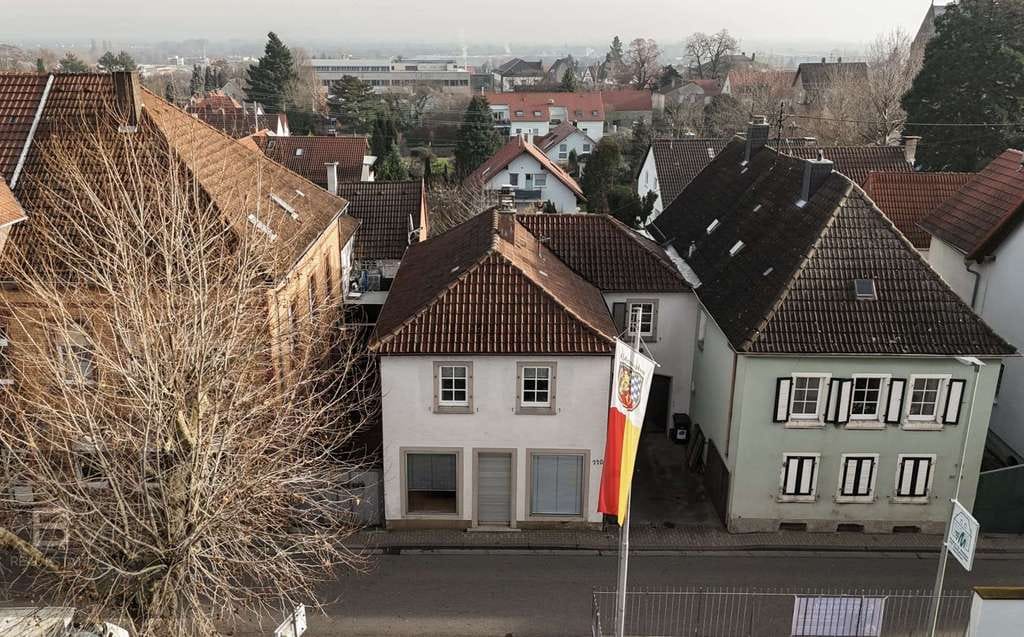 Immobilie in Edenkoben - POTENZIAL IN EDENKOBEN | GERÄUMIG. ZENTRAL. KOMFORTABEL. - Bild 0