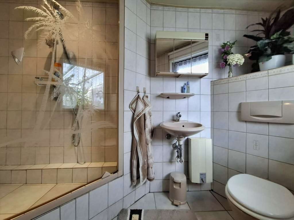 Immobilie in Lich - Zwei Wohnhäuser (DHH und EFH) – Ideal für Familie & Handwerker

 - Bild 3
