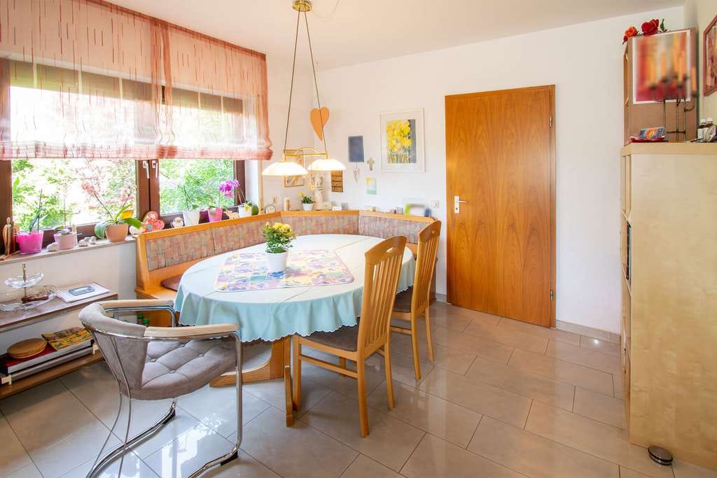 Immobilie in Tiefenbronn - Gepflegtes Zweifamilienhaus mit Garten, zwei Garagen & vermieteter Einheit in ruhiger Wohnlage - Bild 4
