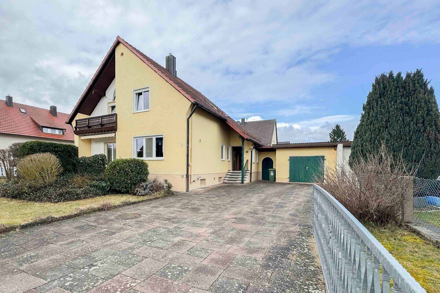 Immobilie in Sünching - Charmantes Einfamilienhaus mit großem Garten und Gestaltungspotenzial in Sünching - Bild 0