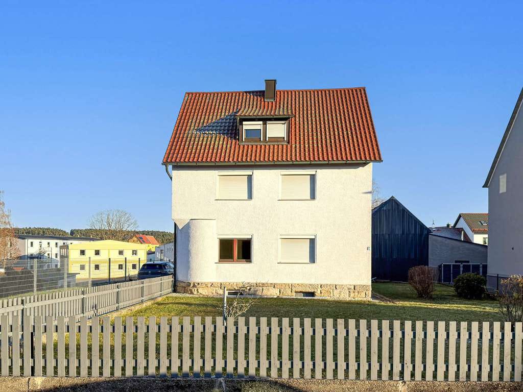 Immobilie in Grafenwöhr - 7,21 % Rendite! Hochwertig renoviertes Dreifamilienhaus mit Carport und großem Grundstück - Bild 3