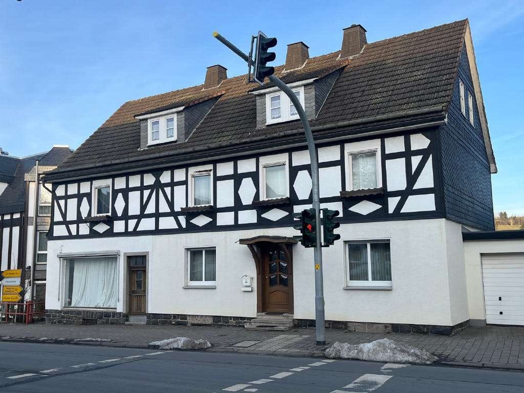 Immobilie in Hallenberg - / Ein Haus mit vielen Möglichkeiten! - Bild 2
