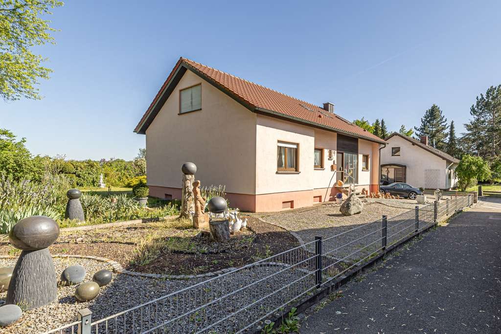 Immobilie in Forst - Potenzial trifft Top-Lage:
Großzügiges Familiendomizil auf einem 1002 m² großen Grundstück in Forst - Bild 0