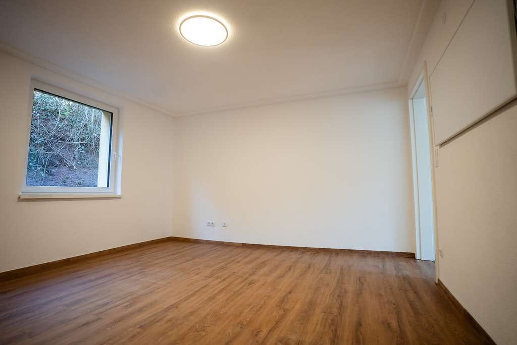Immobilie in Schramberg - 2026 modernisierte 4-Zimmer-Wohnung (ca. 62 m²) mit Keller & Bühne in Schramberg - Bild 1