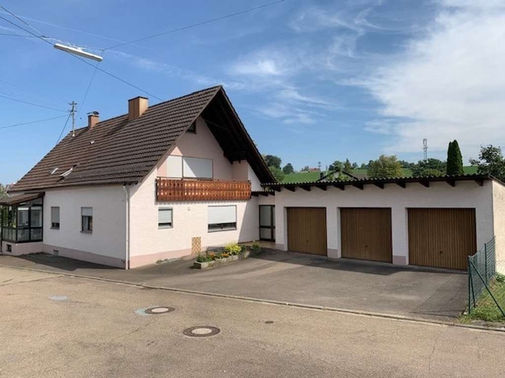 Immobilie in Holzheim - Einfamilienhaus mit großzügigem Platzangebot in Weisingen
 - Bild 1
