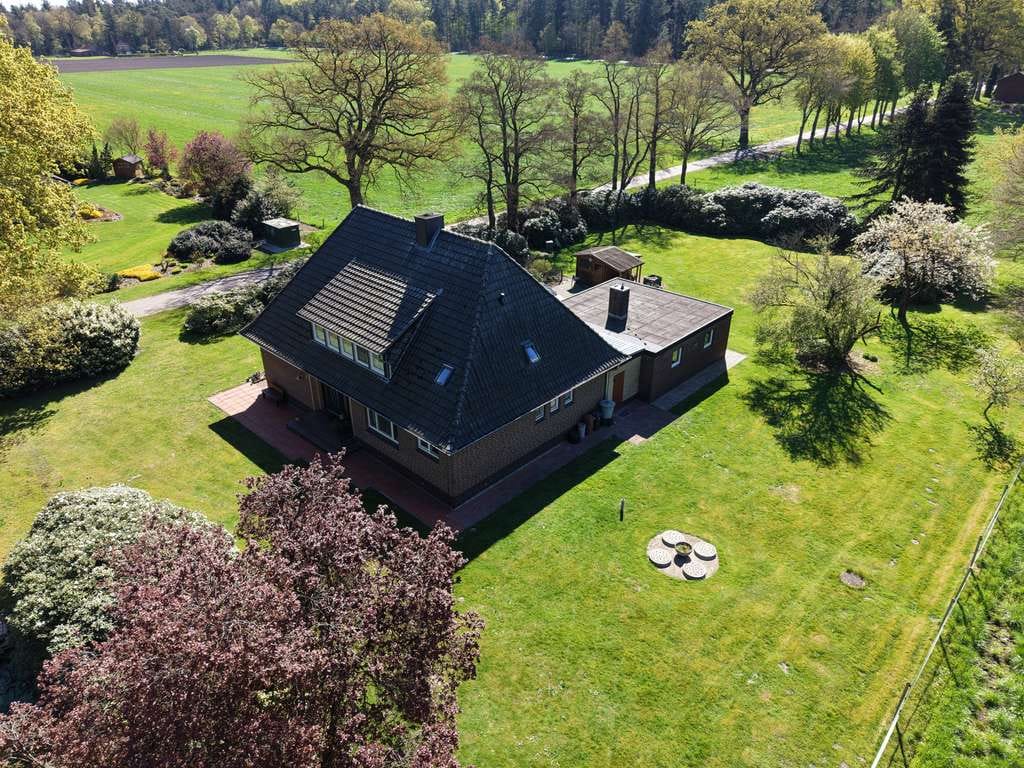 Immobilie in Hude (Oldenburg) - Viel Platz für die ganze Familie – Einfamilienhaus mit großem, naturnahem Grundstück in Hude - Bild 0