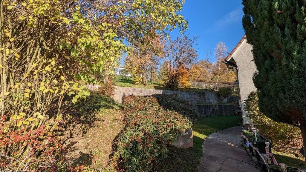 Immobilie in Bad Neustadt an der Saale - Zweifamilienhaus mit unverbaubarem Blick auf das Saaletal - Bild 3