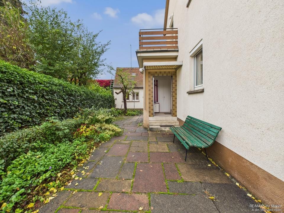 Immobilie in Neustadt an der Aisch - Geräumige Doppelhaushälfte mit vielseitig nutzbarem Nebengebäude und Garage - Bild 0