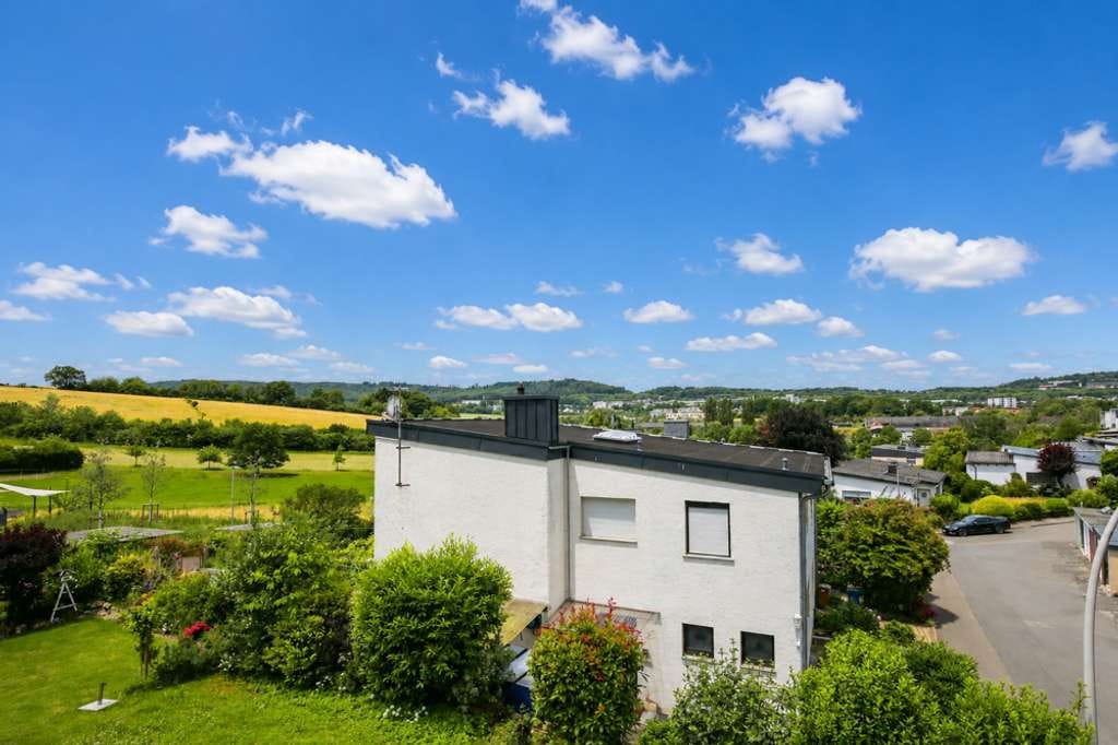 Immobilie in Idstein - Sanierungsbedürftige Doppelhaushälfte mit Potenzial – ruhige Hanglage mit freiem Blick in Idstein - Bild 2