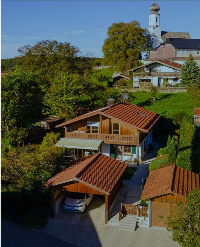 Immobilie in Nußdorf - Charmantes Einfamilienhaus mit großzügigem Garten, Garage und großem Carport in Nußdorf am Chiemsee - Bild 0