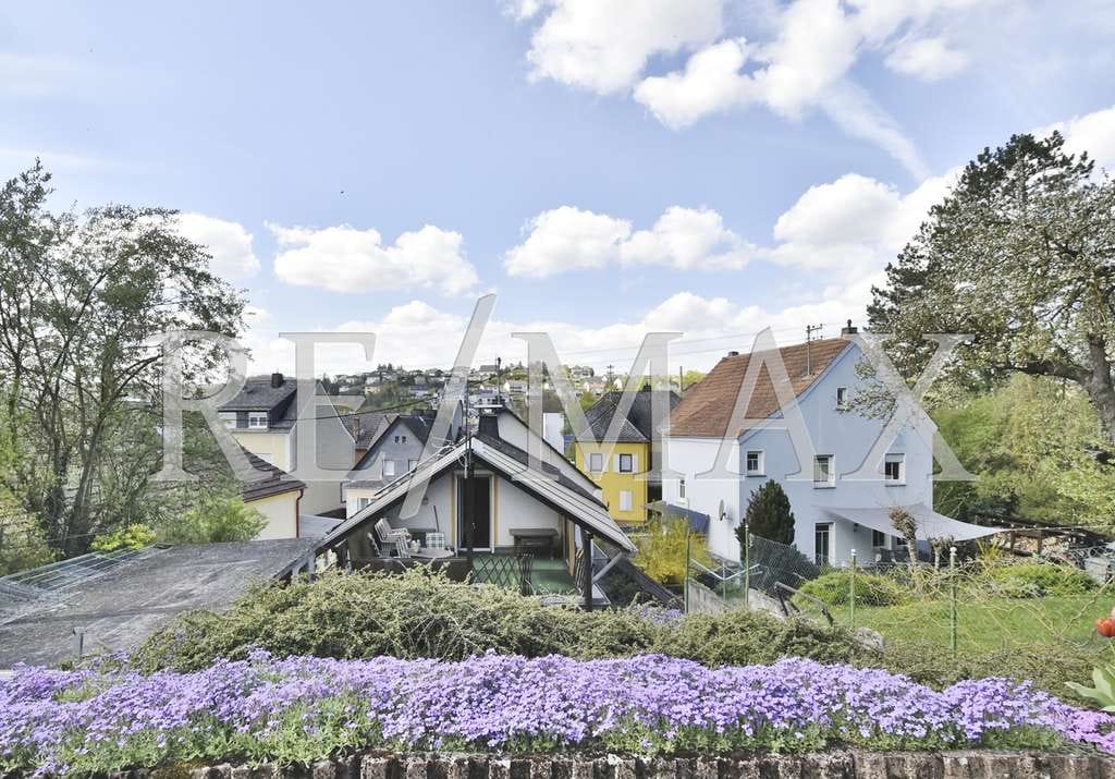 Immobilie in Hahnstätten - Ein Zuhause:
Ein- / Zweifamilienhaus mit Garage, überdachter Terrasse und schönem, ruhigen Garten - Bild 0