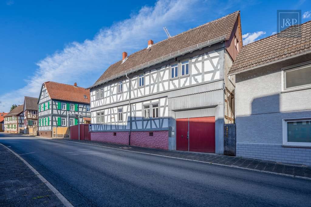 Immobilie in Bruchköbel - Zentral & vielseitig: Großes Fachwerkhaus mit Einliegerwohnung und Nebengebäuden! - Bild 2