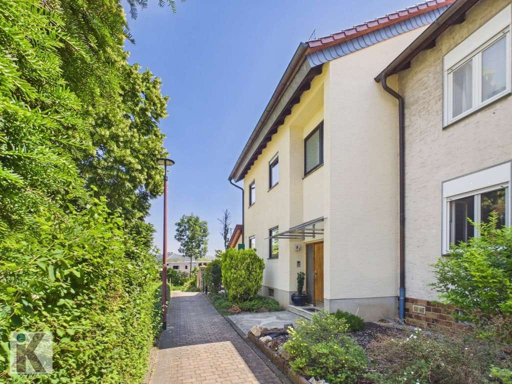 Immobilie in Fußgönheim - Ruhig gelegenes 1-2 Familienhaus mit 3 Garagen auf 548 m² Sonnengrundstück! - Bild 1