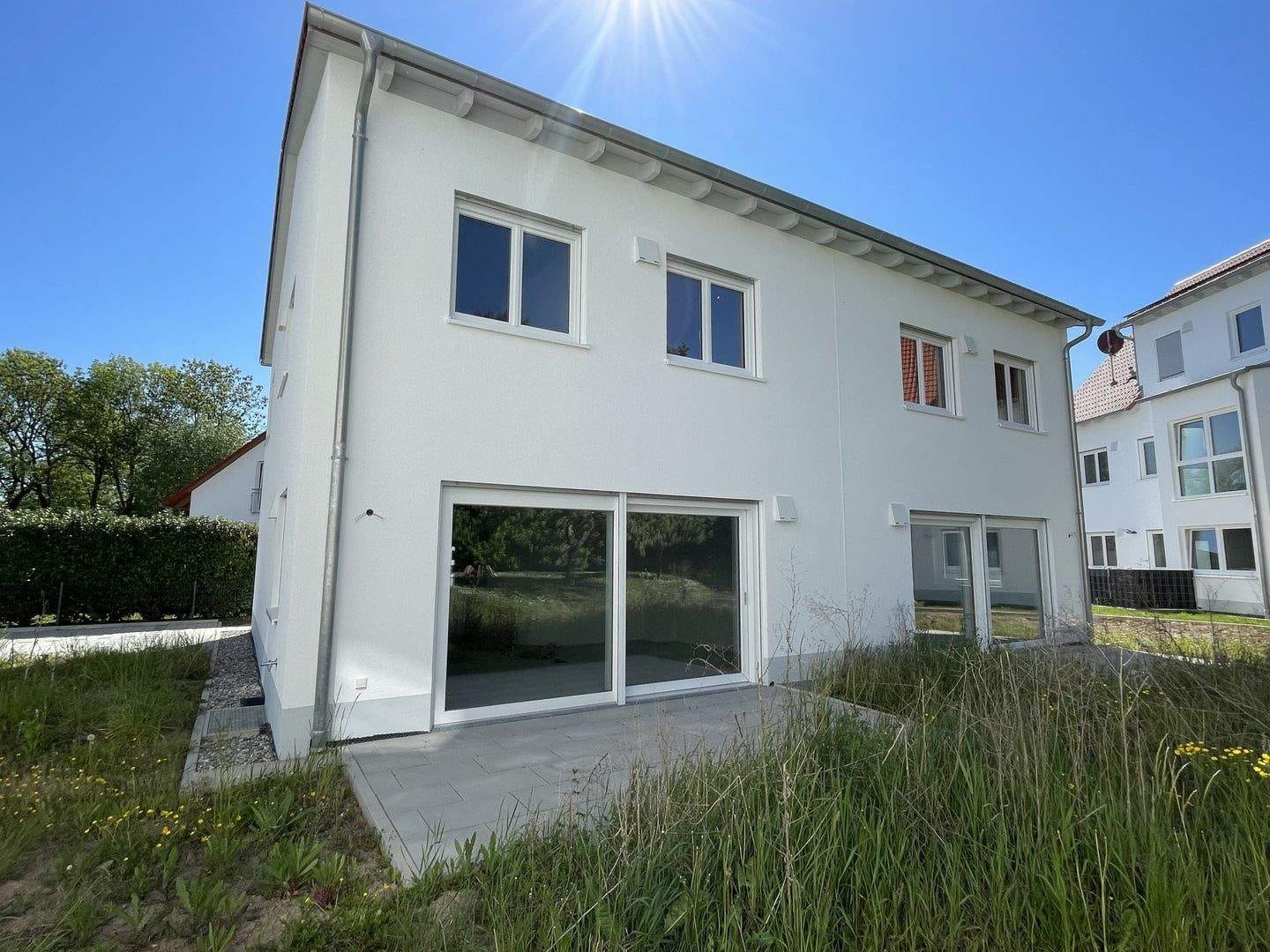 Immobilie in Mödingen - Neuwertige DHH inkl. PV-Anlage & Einbauküche - KfW-55 Standard - Bild 1
