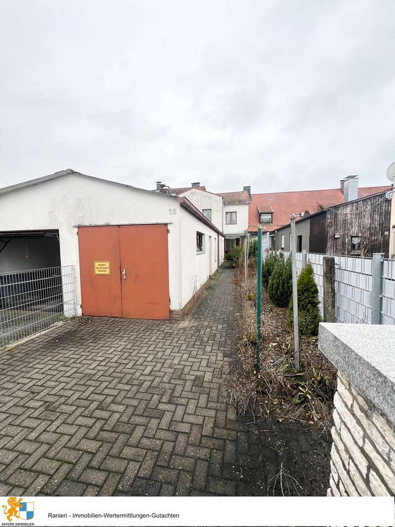 Immobilie in Neumarkt in der Oberpfalz - Renovierungsbedürftiges Reihenhaus mit Potenzial in begehrter Lage von Neumarkt - Bild 3