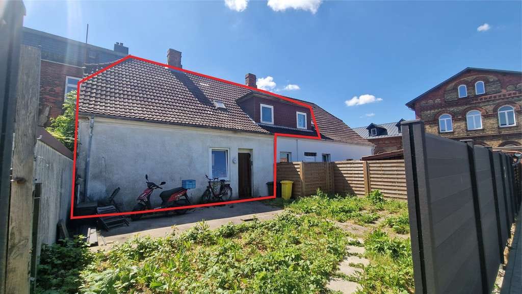 Immobilie in Husum - Sanierungsbedürftige DHH mit zwei Wohnungen - Bild 1