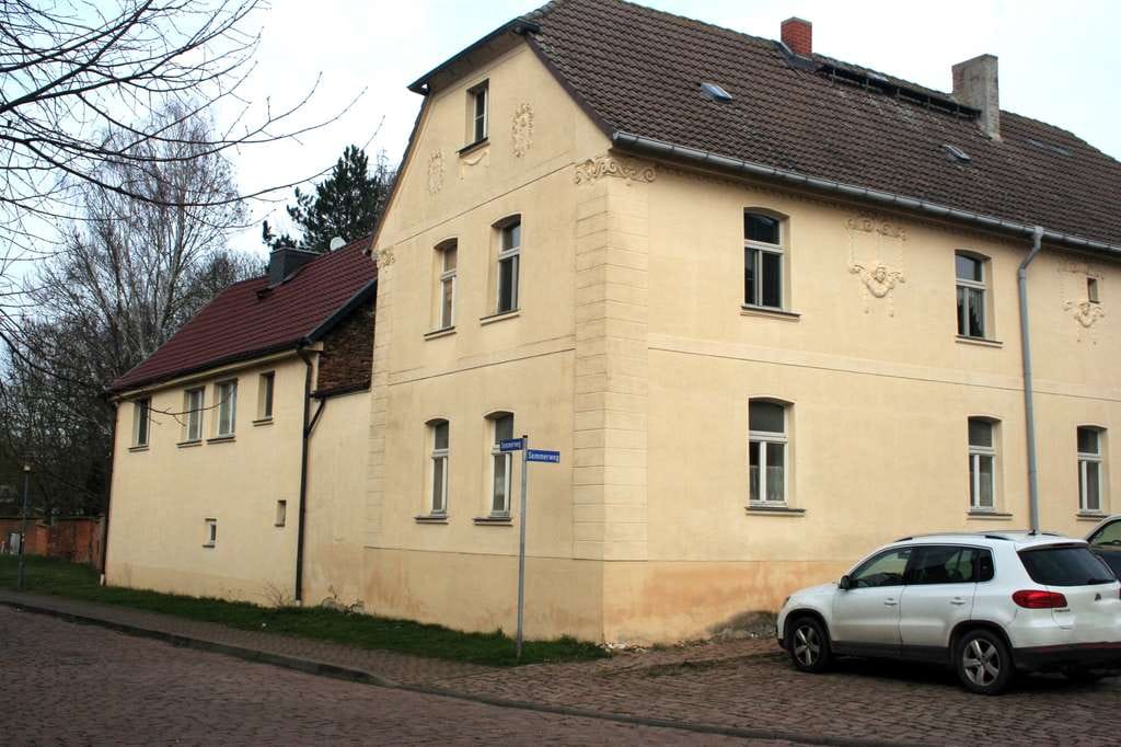 Immobilie in Wettin-Löbejün - neuer Kaufpreis - Mehrfamilienhaus als Einzeldenkmal im Saalekreis in Nauendorf - Bild 0