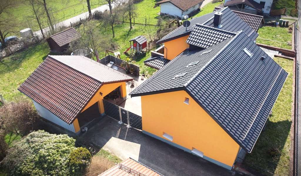 Immobilie in Schönbrunn - Modernisiertes Einfamilienhaus mit Doppelgarage und großem Grundstück in ländlicher Lage ! - Bild 1