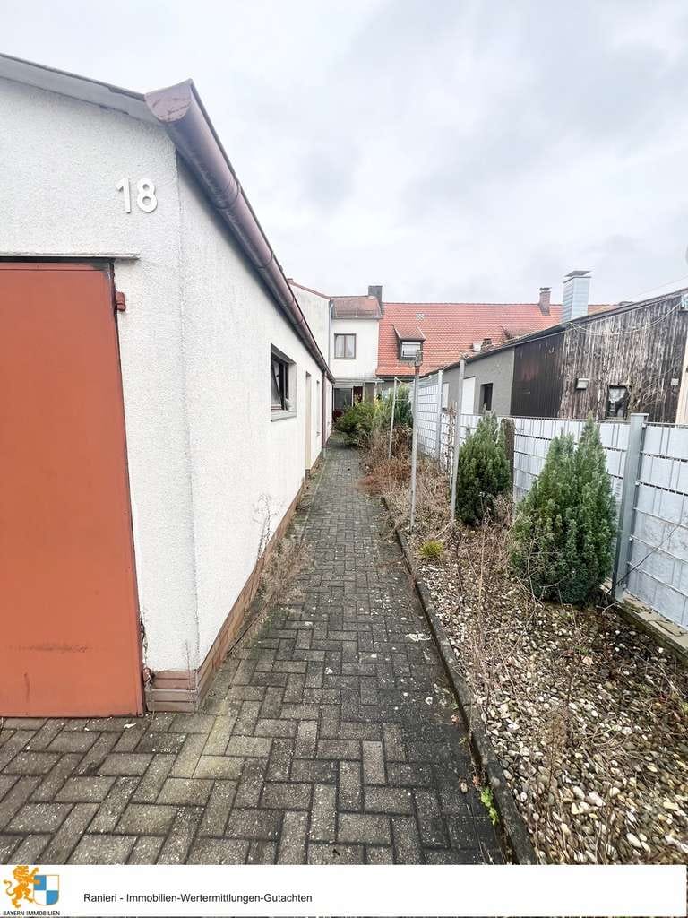 Immobilie in Neumarkt in der Oberpfalz - Renovierungsbedürftiges Reihenhaus mit Potenzial in begehrter Lage von Neumarkt - Bild 2