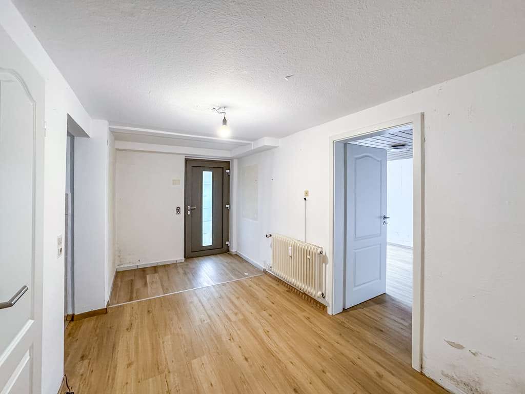Immobilie in Schömberg - Sanierungsobjekt mit Potenzial: 4-Zimmer-Wohnung mit Garten & Wintergarten - Bild 2