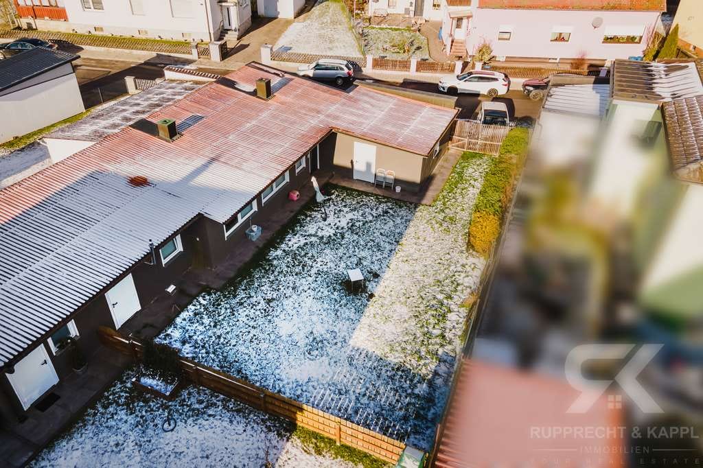Immobilie in Grafenwöhr - Seltene Gelegenheit! Kernsanierter Bungalow auf schönem Grundstück in schöner Siedlung Grafenwöhr's - Bild 1