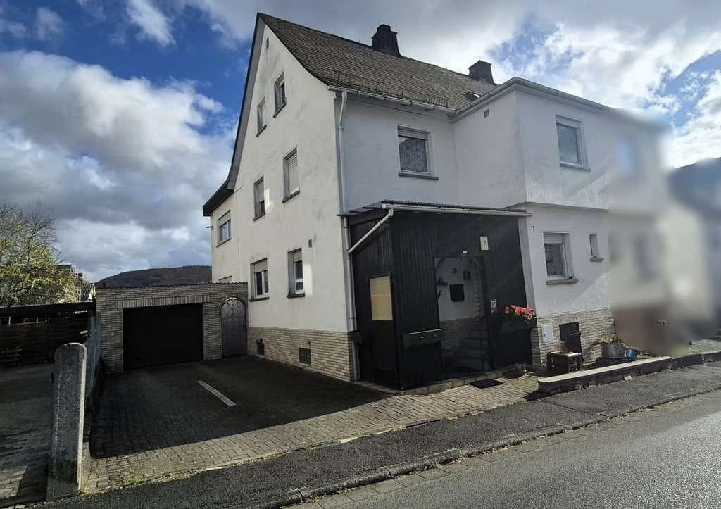 Immobilie in Dillenburg - Großzügige Doppelhaushälfte mit  Garten und Einzelgarage in unmittelbarer Nähe zum Schulzentrum - Bild 1