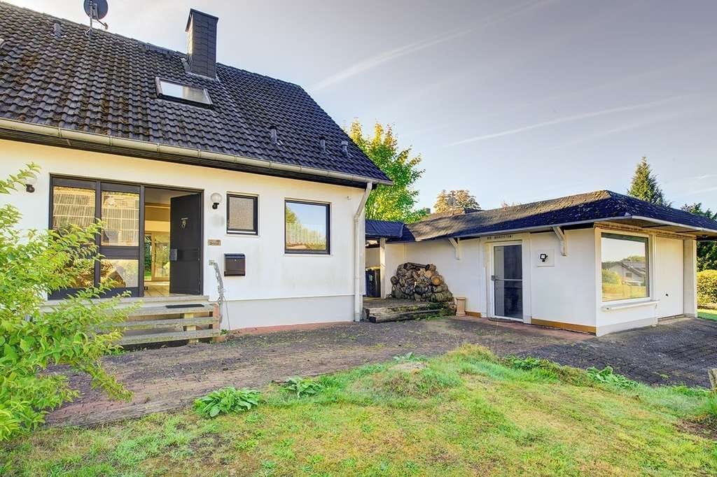Immobilie in Weyerbusch - Ein-/Zweifamilienhaus in ruhiger Wohngegend mit nahezu ebenerdigem Gartengrundstück und Doppelgarage - Bild 1