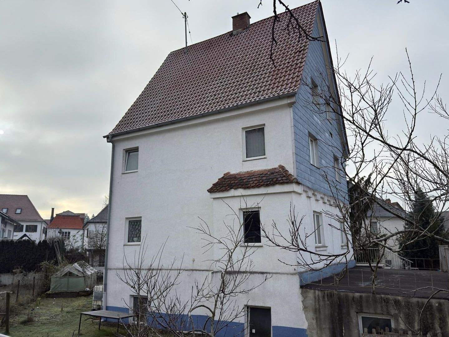 Immobilie in Ichenhausen - Zweifamilienhaus in Ichenhausen mit Garten und Garage - Bild 1