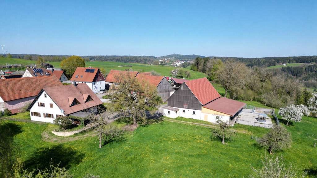 Immobilie in Sulzbach-Laufen - Einzigartiges Anwesen in herrlicher Natur – Landhaus mit 8 Hektar ideal für Pferdehaltung, Hobby ode - Bild 0