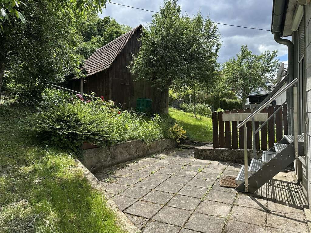 Immobilie in Frickenhausen - Freistehendes Einfamilienhaus mit Garten und viel Potenzial für eigene Wohnideen - Bild 3