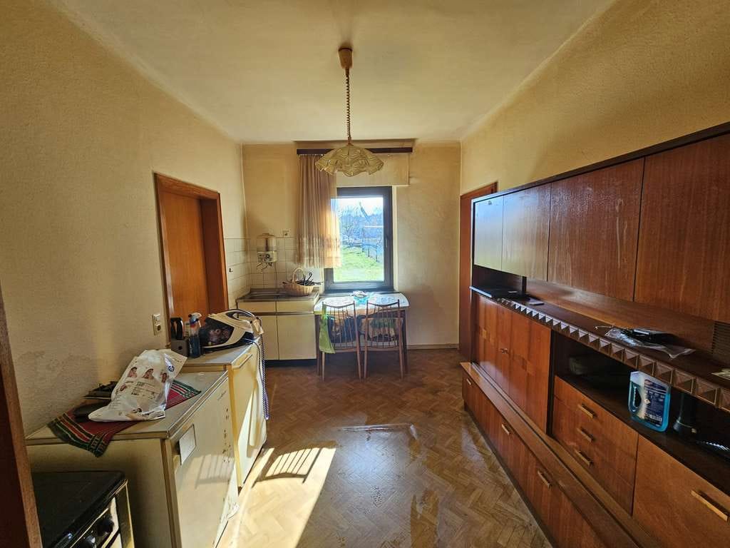 Immobilie in Eschweiler - Ausbaufähiges, freistehendes Ein- bis Zweifamilienhaus mit Blick ins Grüne - Bild 2