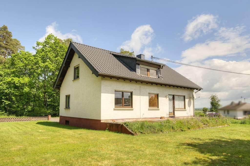 Immobilie in Dürrholz - Geräumiges Zweifamilienhaus in einzigartiger Waldrandlage von Dürrholz-Muscheid! - Bild 2