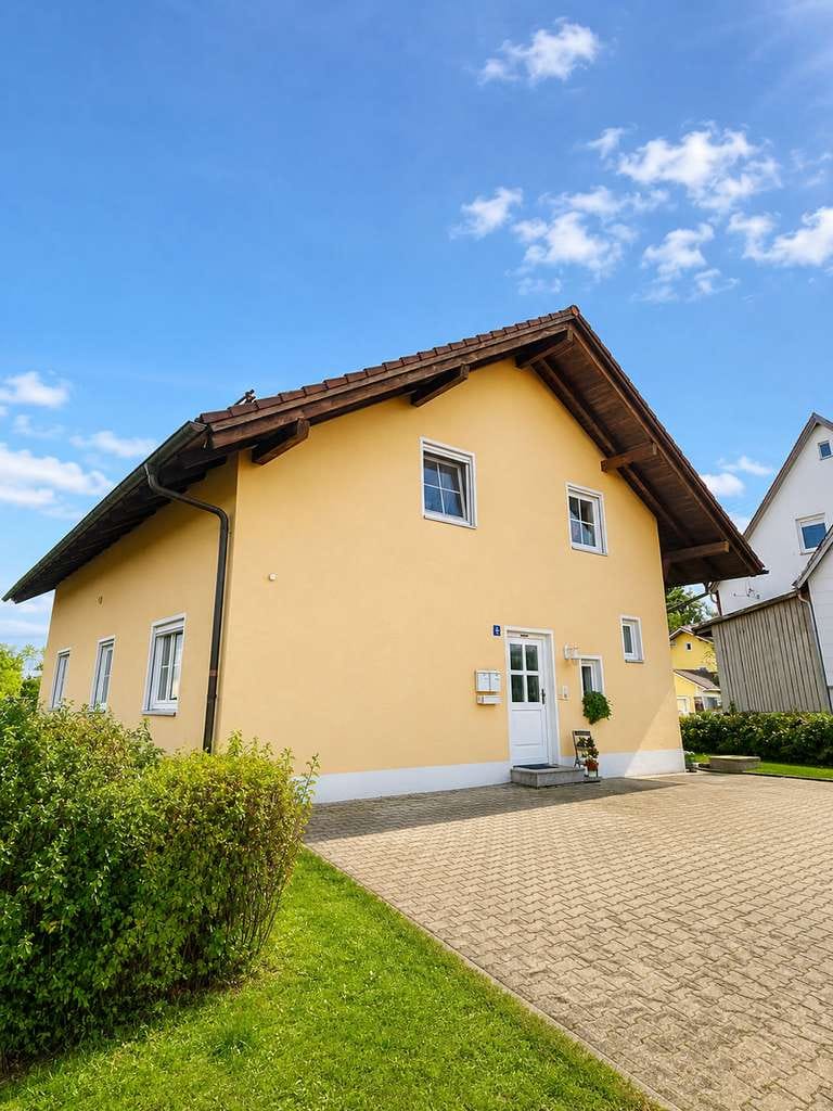 Immobilie in Hutthurm - Ruhig wohnen: Dachgeschosswohnung mit Balkon, Garten und Stellplatz - Bild 0