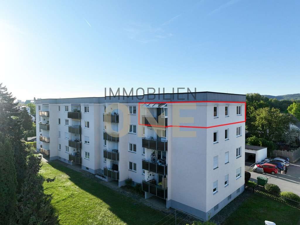 Immobilie in Barbing - Sanierungsbedürftige 4,5-Zimmer-Wohnung mit Südbalkon, Einzelgarage und Weitblick - Bild 0