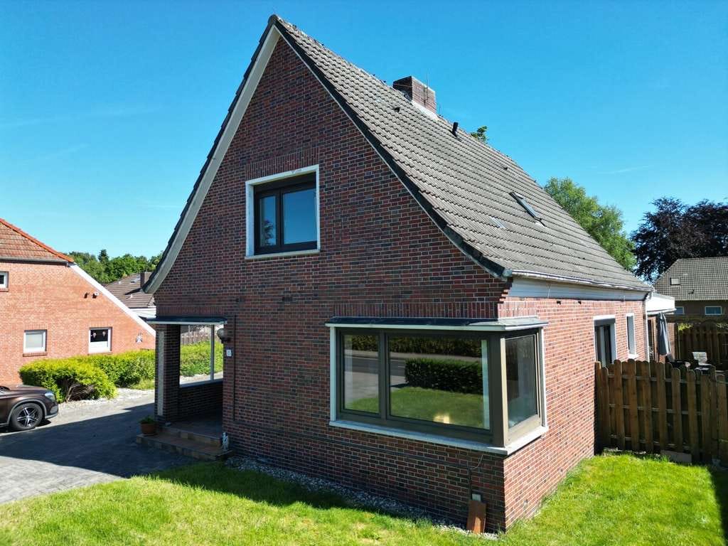 Immobilie in Moormerland - Einfamilienhaus mit Einliegerwohnung in
guter - zentraler Wohnlage - Bild 0