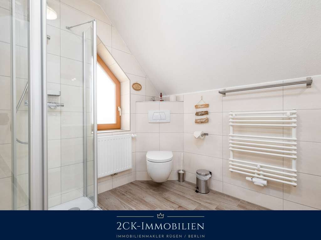 Immobilie in Sellin - Moderne 2-Zimmer-Maisonette mit Balkon & Stellplatz: Nur 350m zum idyllischen Hafen Seedorf! - Bild 3
