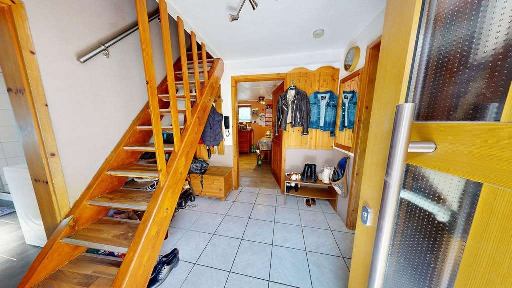 Immobilie in Klingenmünster - ~~ HAUS IN KLINGENMÜNSTER ( ALS WOHNEIGENTUM, 2 STELLPLÄTZE, ANBAU, OHNE GARTEN ) ~~ - Bild 2