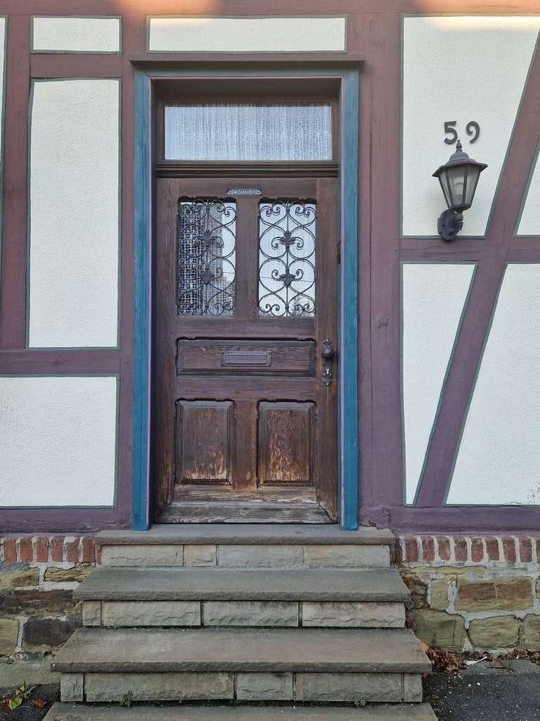 Immobilie in Eitorf - "Fachwerkhaus zum Sanieren – Hohe Decken, stabile Bauweise, ideale Grundlage" - Bild 1