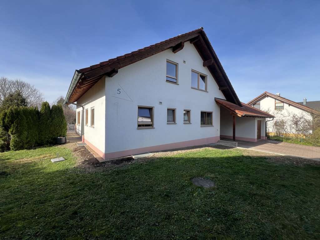 Immobilie in Dunningen - Familientraum in bevorzugter Wohnlage - Charmantes Zweifamilienhaus mit Einliegerwohnung - Bild 1