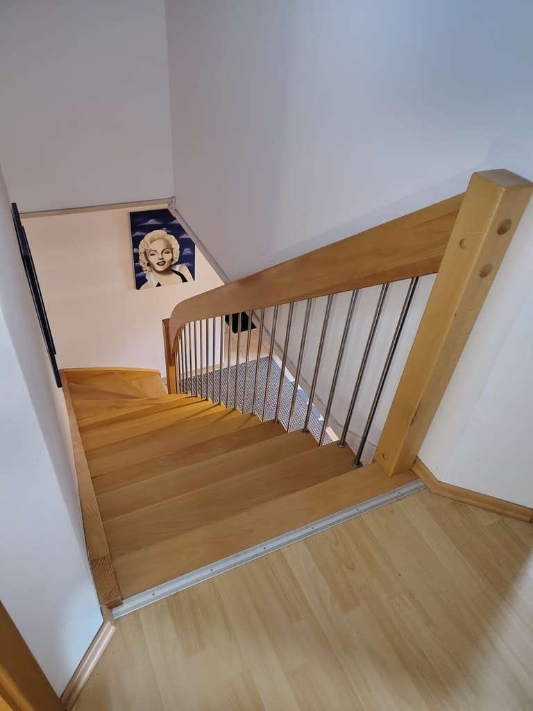 Immobilie in Hebertsfelden - Modernes Einfamilienhaus mit Gewerberaum, PV-Anlage & Doppelgarage - Bild 4