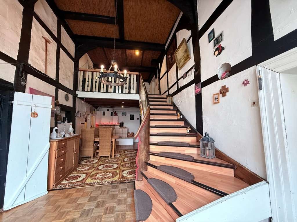 Immobilie in Barntrup - Charmantes Zweifamilienhaus mit Fachwerkstil, großem Garten und vielseitigem Raumkonzept - Bild 2